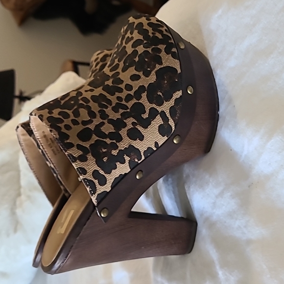 Clogs - Picture 2 of 3